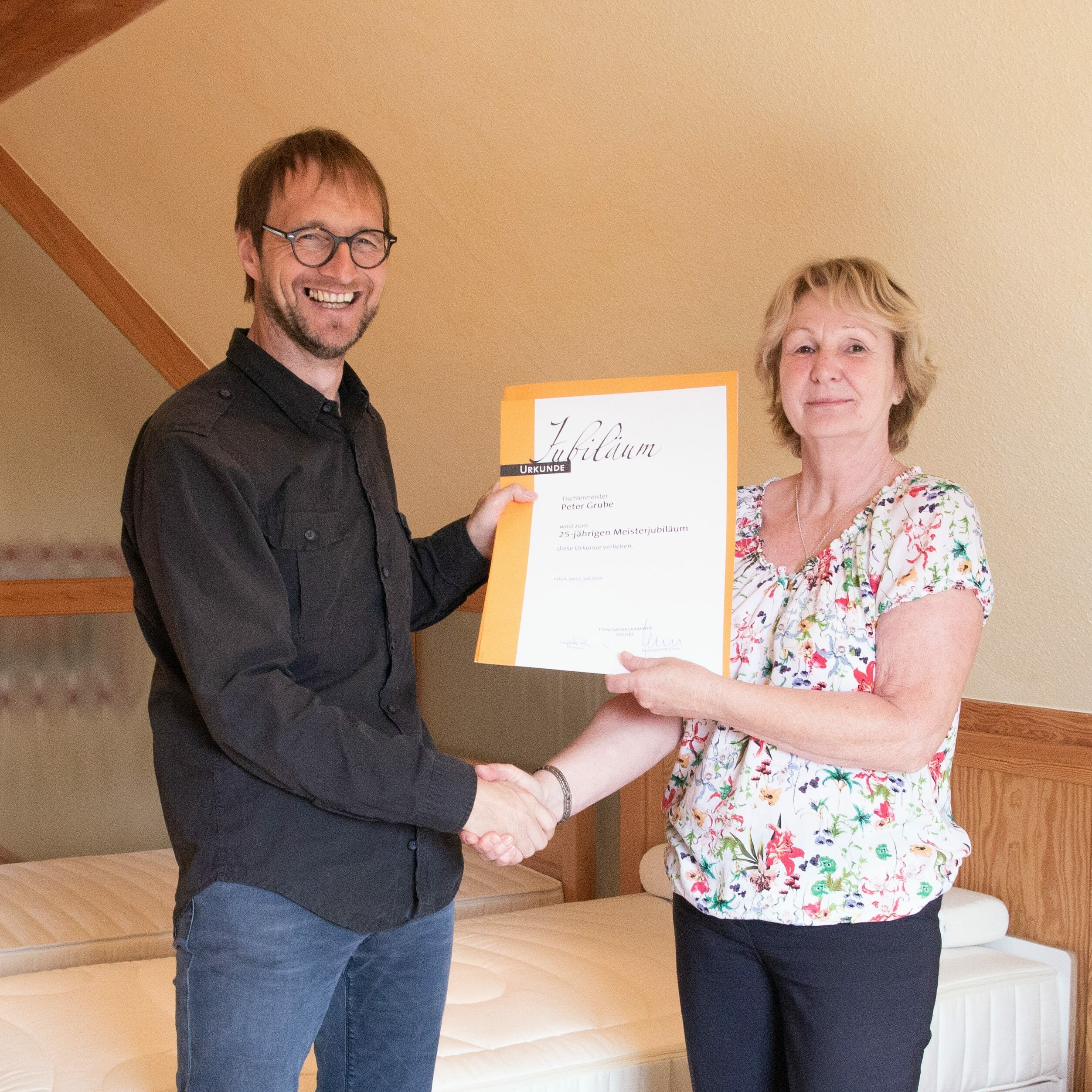 Peter Grube erhält von der HWK Erfurt eine Jubiläumsurkunde 25 Jahre Meisterbrief im Tischlerhandwerk